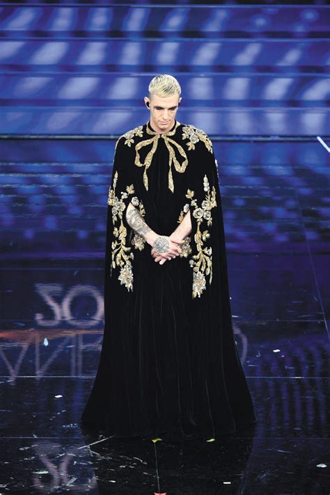 Sanremo 2020. Achille Lauro canta “Me ne frego”: le foto dei look